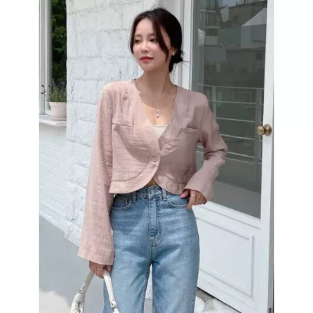 Cazadora crop unicolor con botón delantero