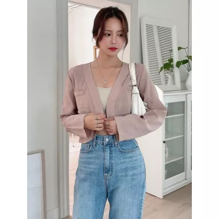 Cazadora crop unicolor con botón delantero