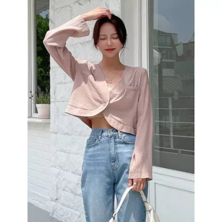 Cazadora crop unicolor con botón delantero