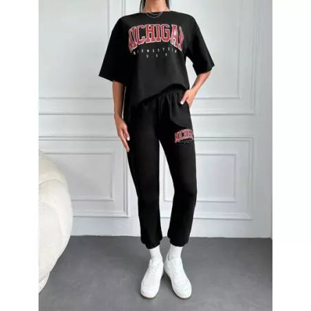 Camiseta de hombros caídos con estampado de letra con pantalones deportivos