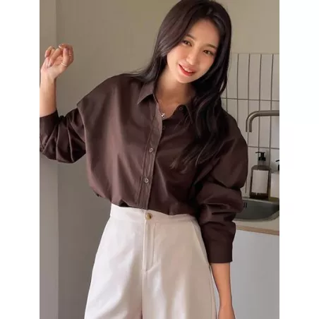 Camisa amplia unicolor de hombros caídos con botón