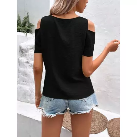 Blusa de hombros descubiertos con botón falso