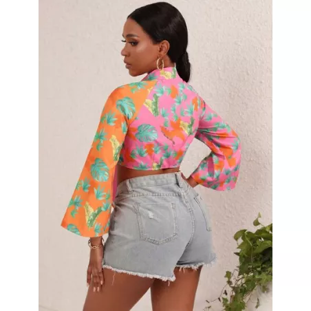 Camisa crop con estampado tropical con nudo delantero