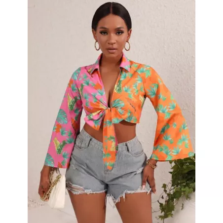 Camisa crop con estampado tropical con nudo delantero