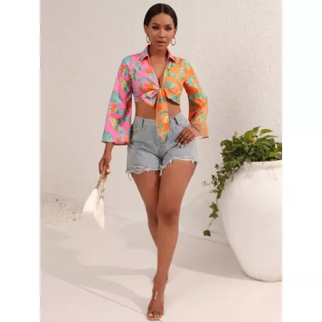 Camisa crop con estampado tropical con nudo delantero