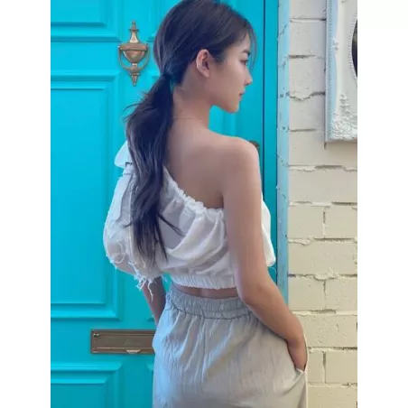 Blusa unicolor de un hombro con nudo