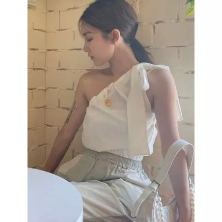 Blusa unicolor de un hombro con nudo