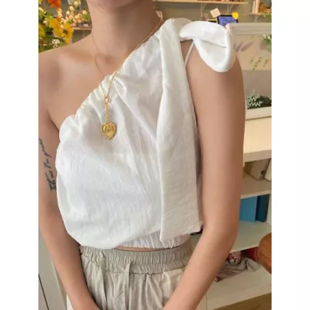 Blusa unicolor de un hombro con nudo