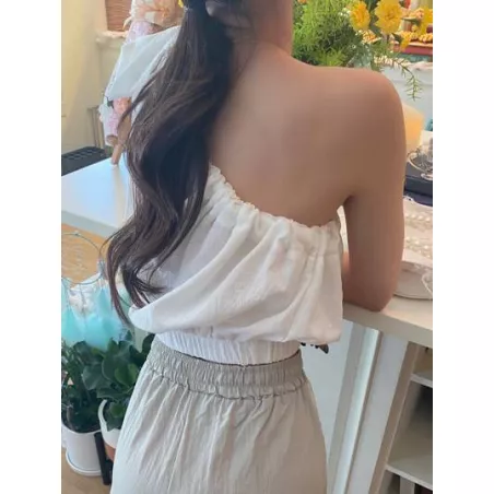 Blusa unicolor de un hombro con nudo