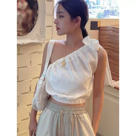 Blusa unicolor de un hombro con nudo