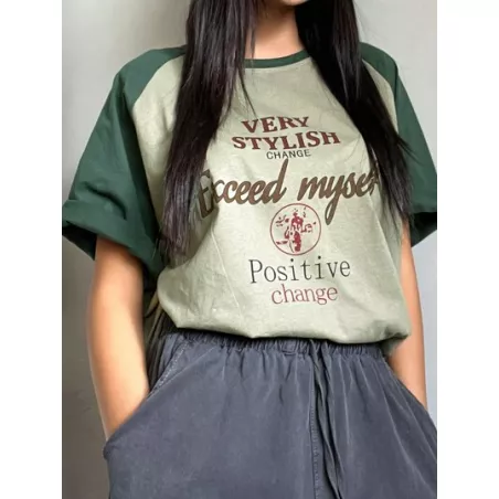 Camiseta con estampado de letra en contraste de manga raglán