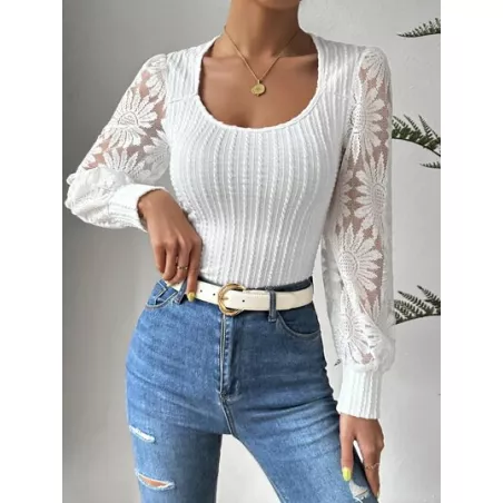 SHEIN Privé Camiseta con encaje en contraste de manga farol de cuello scoop