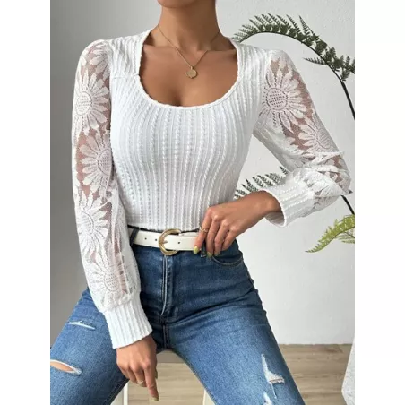 SHEIN Privé Camiseta con encaje en contraste de manga farol de cuello scoop