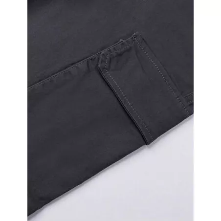 Pantalones cargo con bolsillo lateral con solapa