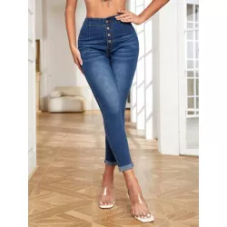 Jeans ajustados con botón