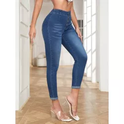 Jeans ajustados con botón